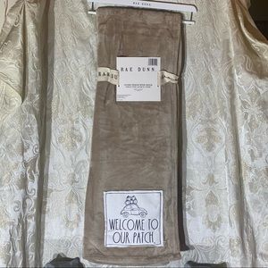 ⚡️Rae Dunn "WELCOME TO OUR PATCH" Plush Throw
